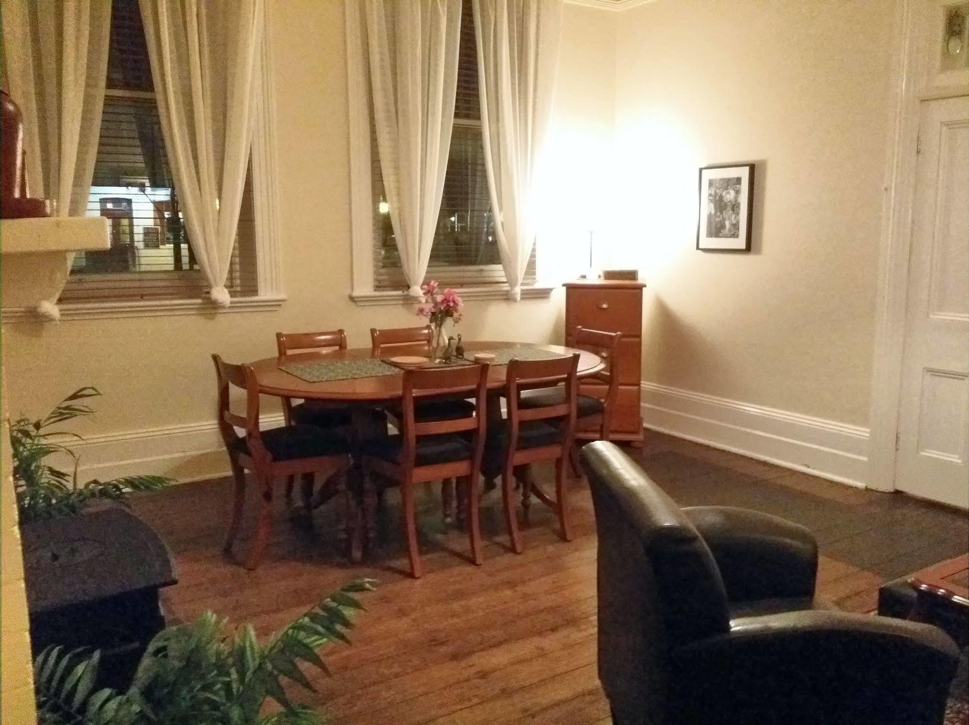 The Bank Guesthouse Глен Инес Екстериор снимка